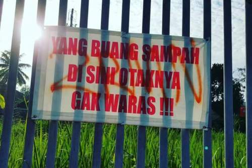 Pengumuman lucu membuang sampah