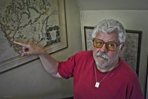 Gosta menunjuk Goteborg di peta yang berumur 300 tahun