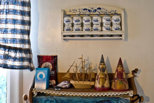 Tempat bumbu di dapur. Ada kopi Indonesia.