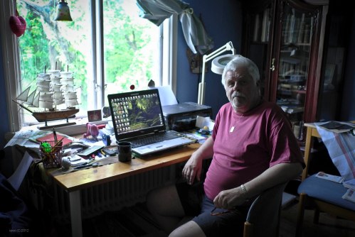 Gosta di ruang kerjanya