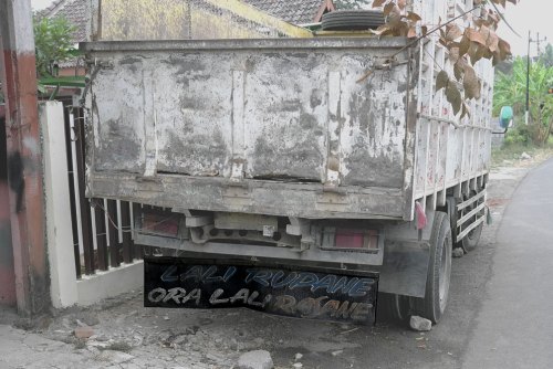 Status kata lucu bijak di Bak Belakang Truk