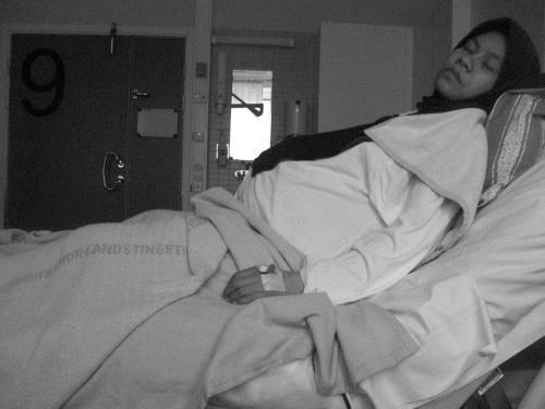 Tertidur sejenak di ruang no. 9. Menunggu waktu melahirkan.
