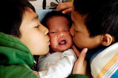 "Kakak sayang adik. Mmmuuuaaahhhh...". Royan, Yusuf, Abim