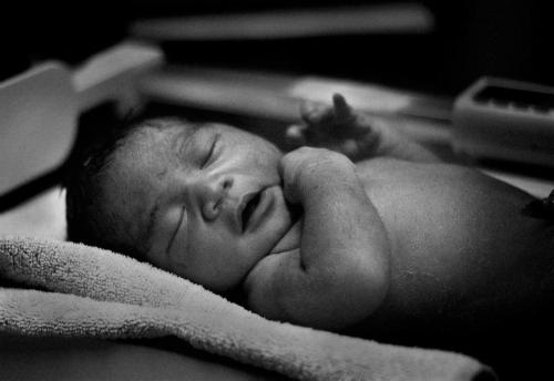 Yusuf ditimbang, sesaat setelah kelahirannya. Bobot badan 3.1 kg, panjang 49 cm.