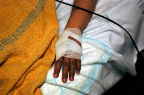 Selang infus dipasang di tangan untuk memasukkan suntikan pemicu kontraksi.