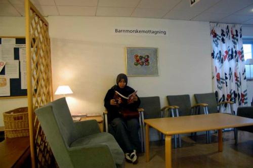 Menunggu di ruang tunggu puskemas untuk pemeriksaan rutin kehamilan istri saya.