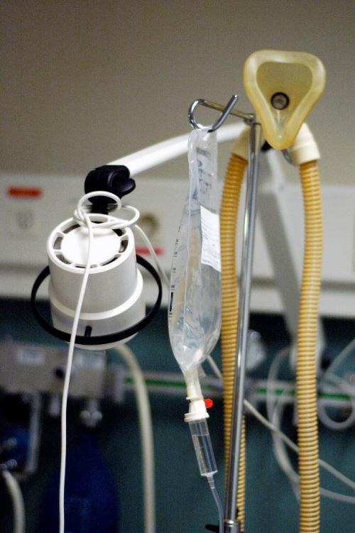 Masker gas ketawa untuk mengurangi rasa sakit ketika melahirkan.