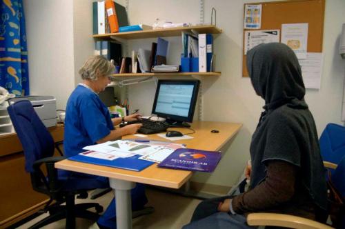 Eva Lotta di meja kerjanya. Menanyakan tentang kesehatan istri saya.