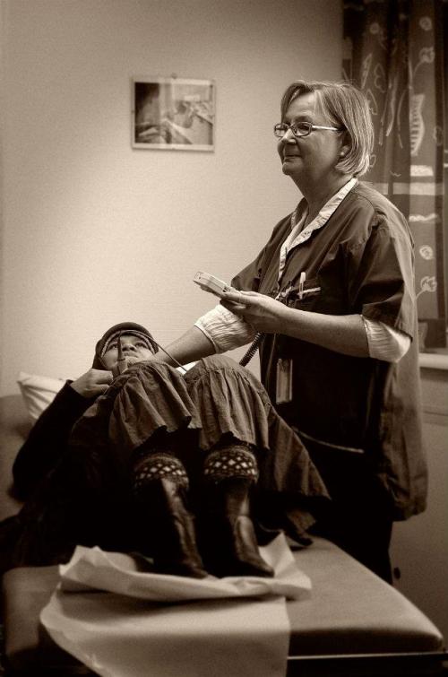 Eva Lotta sedang memeriksa bayi kami. Foto ini kami cetak dan kami jadikan hadiah untuk Eva Lotta, sebagai tanda terima kasih kami. Dia senang sekali menerimanya.