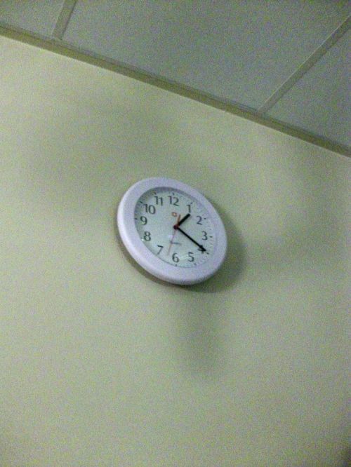 Pukul satu dua puluh menit. Belum ada tanda mau melahirkan.