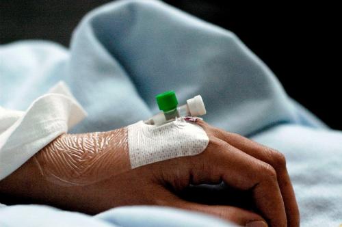 Jarum infus terpasang di tangan.