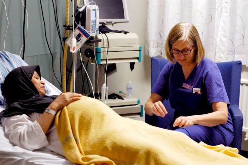 Bidan memasang selang infus