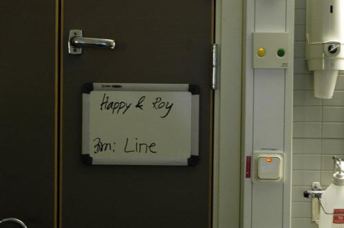 Papan nama di kamar no. 9