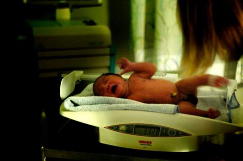 Yusuf ditimbang. Bobotnya 3.1 kg, panjangnya 49 cm.