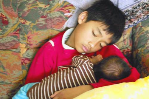 Mas Royan tertidur ketika menidurkan adiknya, Yusuf.