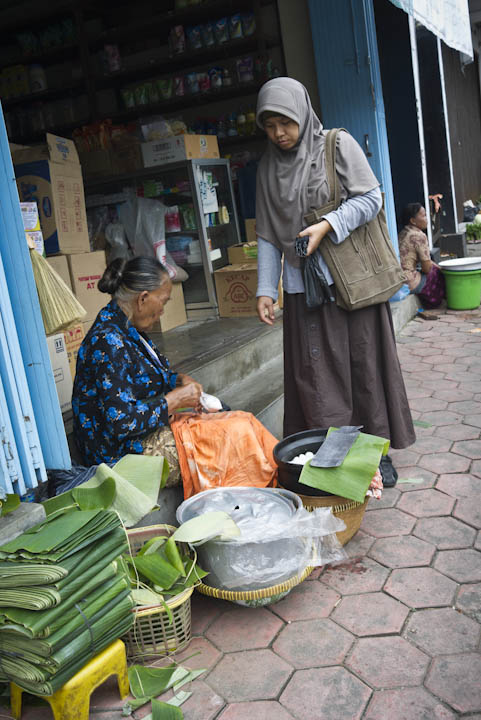Belanja di pasar dengan membawa kantong sendiri.