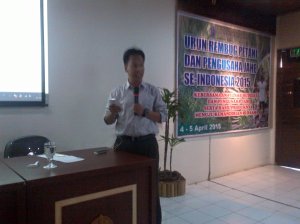 Saat menjadi pembicara di acara Urun Rembug Petani Jahe Se-Indonesia. Foto diambil dari wall FB salah satu panitia.