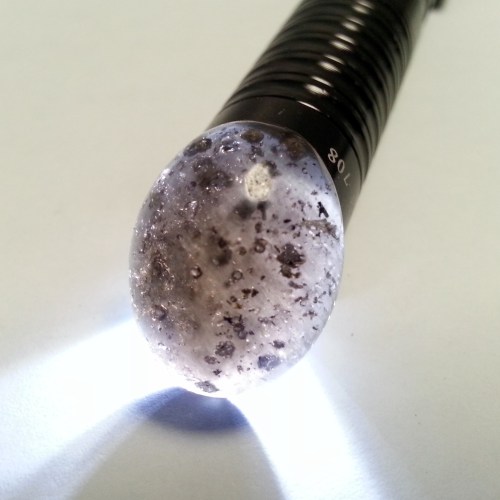 Batu Akik Ruang Angkasa yang sangat unik. Batunya terlihat seperti kerikil biasa, tetapi kalau digosok luar biasa.