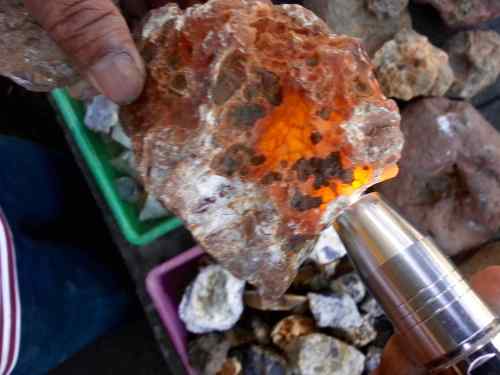 batu obi warna merah