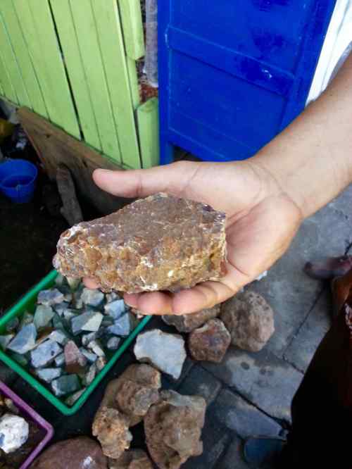 batu obi kuning pasar gamalama