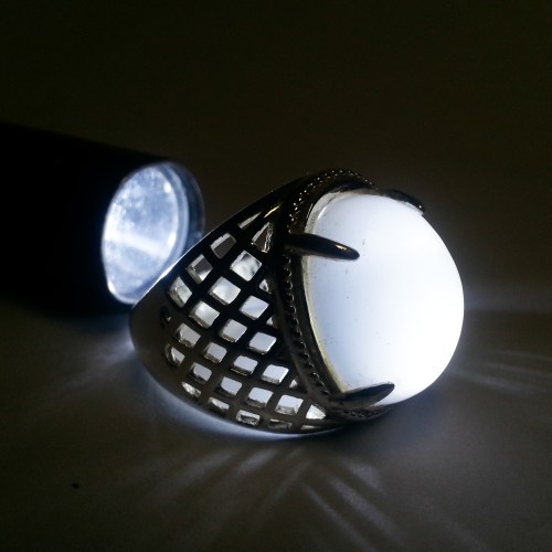 Batu obi warna putih leci asli dari pulau Obi, Maluku Utara. Pulau Obi itu dekatnya pulau Bacan.