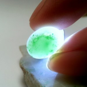 Giok dari Halmahera Timur yang berwarna putih dengan bercak hijau muda. Warnanya cantik dan tembus cahaya. 