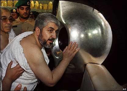 Mencium hajar aswad haji mekkah