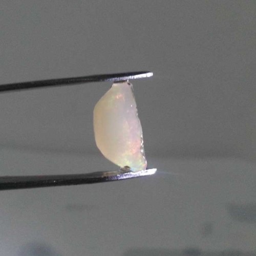 Bahan kalimaya banten warna putih susu. Jarong pelangi terlihat di pingir-pingirnya.