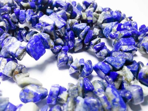 Bahan kerikil lapis jazuli untuk kalung dan gelang. Bahan sudah dilubangi dan dipoles, tinggal diberi tali saja.