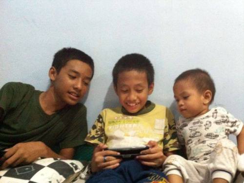anak main gadget
