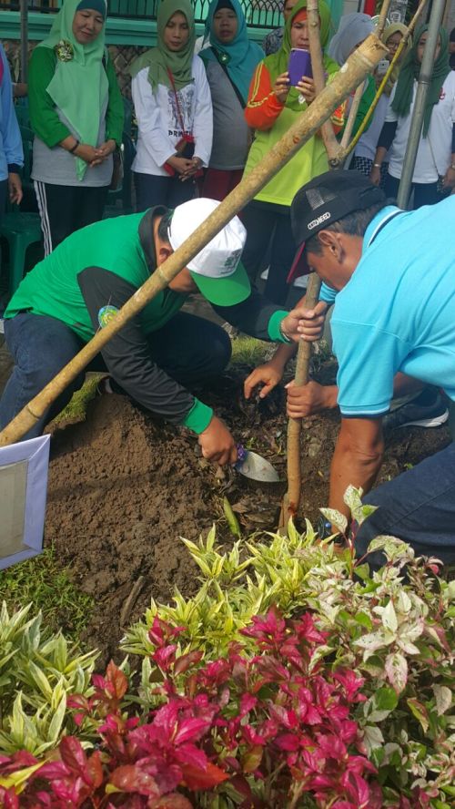 Penanaman pohon oleh Bapak Camat Candi, Kab. Sidoarjo.