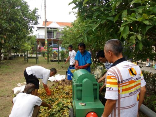 Pengomposan sampah daun dengan komposter dan aktivator Promi.
