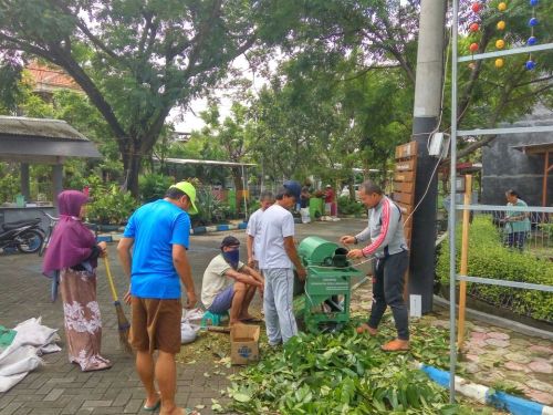 Pengomposan sampah daun dengan komposter dan aktivator Promi.