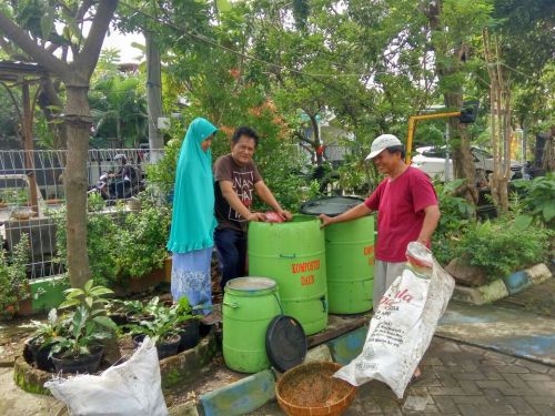 Pengomposan sampah daun dengan komposter dan aktivator Promi.