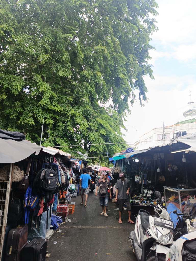 Pasar Loak Jembatan Item Jatinegara