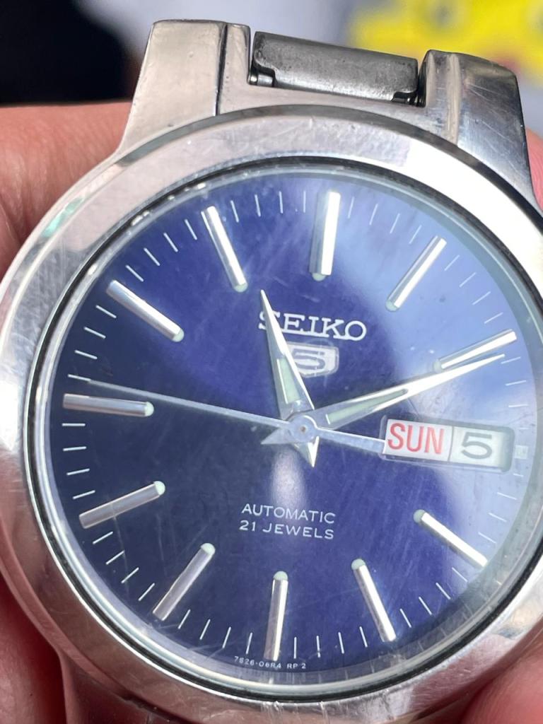 Jam tangan SEIKO vintage. Meskipun sudah cukup tua, tetapi kualitas meterialnya masih bagus. 